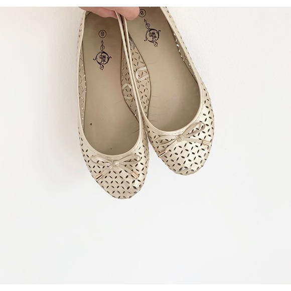 Solemates Gold Perforated Bow Tie Ballet Flats 8 - Picture 2 of 8